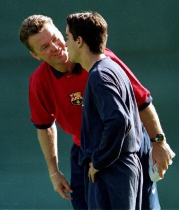 Debutó en el primer equipo del Barcelona el 18 de agosto de 1998, de la mano del entrenador Louis Van Gaal.