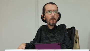 El portavoz de Podemos en el Congreso de los Diputados, Pablo Echenique, durante la firma de libros en la Feria del Libro de Madrid 2023, en el Parque del Retiro, a 28 de mayo de 2023. En Madrid (España). Esta 82 edición de la feria se celebra bajo el lema 'Somos de Ciencias y de Letras', motivo por el que también está presente Naukas, la mayor plataforma de divulgación de ciencia en español y el CSIC (Consejo Superior de Investigaciones Científicas). La feria cuenta con un total de 36 casetas alineadas más las 24 de la zona central del recorrido y estará abierta hasta el próximo 11 de junio.
28 MAYO 2023;LITERATURA;LIBROS;FERIA DEL LIBRO;ESCRITOR;ESCRITORA;LECTURA;LEER;FIRMA
Isabel Infantes / Europa Press
27/05/2023