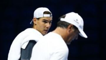 Toni Nadal (d) conversa con su sobrino Rafa.