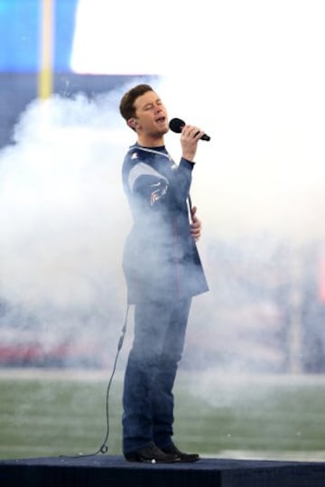Scotty McCreery cantando el s¨¢bado en Foxboro. Los del cartel anterior ya hab¨ªan pillado su mandanga, de ah¨ª la niebla.