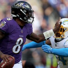 Ravens' QB Lamar Jackson passes Dan Marino to set new record