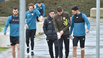 Marcelino con sus jugadores en Lezama.