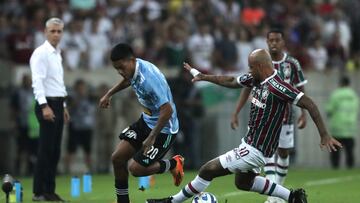 AMDEP5248. RÍO DE JANEIRO (BRASIL), 27/06/2023.- Felipe Melo (d) de Fluminense disputa el balón con Joao Grimaldo de Sporting hoy, en un partido de la fase de grupos de la Copa Libertadores entre Fluminense y Sporting Cristal en el estadio Maracaná en Río de Janeiro (Brasil). EFE/ Andre Coelho
