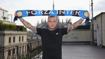 Radja Nainggolan posa con una bufanda neraazzurra en su presentación como jugador del Inter.