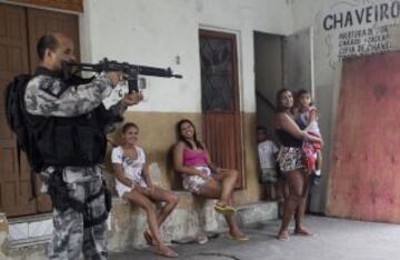 Brasil desplegará tropas federales en Río de Janeiro para ayudar a sofocar una oleada de crímenes violentos tras los ataques de narcotraficantes contra los puestos policiales en tres barrios marginales en el lado norte de la ciudad. A menos de tres meses del Mundial en el que Río acogerá a decenas de miles de aficionados al fútbol. Los ataques han lanzado nuevas dudas sobre los esfuerzos del gobierno para expulsar a las pandillas de los barrios pobres.