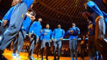 La plantilla de los Warriors, en los prolegómenos del partido ante los Lakers, el del 16-0.