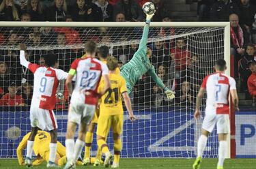 Ter Stegen's "urgent meeting" with Barcelona squad will have to wait for another day