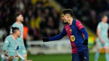 BARCELONA, 25/02/2025.- El centrocampista del Barcelona Pedri celebra su gol, primero de su equipo, durante el partido de ida de las semifinales de la Copa del Rey que FC Barcelona y Atlético de Madrid disputan este martes en el estadio Olímpico Lluis Companys. EFE/Siu Wu