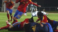 <b>ALEGRÍA. </b>Las jugadoras corren a celebrar con Vero Boquete el gol conseguido en el minuto 122, que les clasificaba para la Eurocopa 2013.