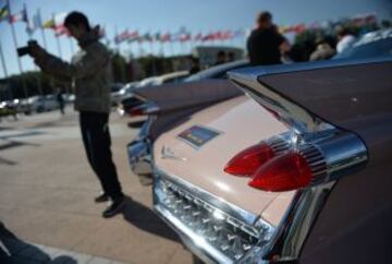 Cadillac Coupe DeVille Coches clásicos estacionados en el lugar de vela olímpica en la ciudad costera china de Qingdao durante un descanso tras finalizar un rally de autos clásicos.