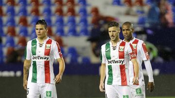 Carrillo y Rub&eacute;n P&eacute;rez, durante el partido contra el Levante.