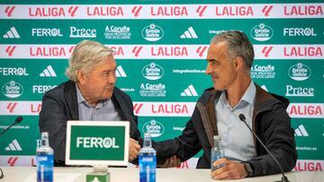 Manuel Ansede estrecha la mano de Pablo López.