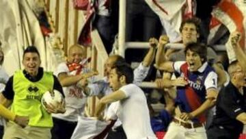 <b>FELIZ. </b>Tamudo celebra el gol al Granada y la salvación del Rayo.