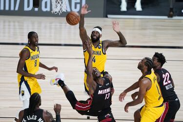 Los Heat empezaron los playoffs por la vía rápida. A pesar de no ser cabezas de serie, despcharon a los Pacers en un visto y no visto. Los de Indiana, clásicos de primera ronda los últimos años, parecían tener más opciones que nunca de superar la primera eliminatoria, pero pronto se vio que los Heat contaban con muchos más recursos y un juego de equipo mejor desarrollado. Spoelstra comenzaba a poner los cimientos de lo que se puede considerar la sorpresa de la temporada.