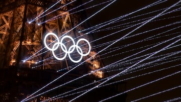 La Torre Eiffel iluminada durante la ceremonia de inauguración de los Juegos Olímpicos de París 2024.