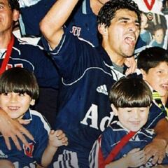 El niño de la foto que celebró el bicampeonato de la U el 2000 y que hoy juega en Primera B