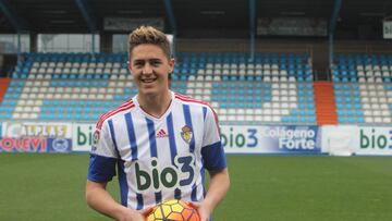 El jugador de la Ponferradina, Antonio Raillo, posando con la camiseta.