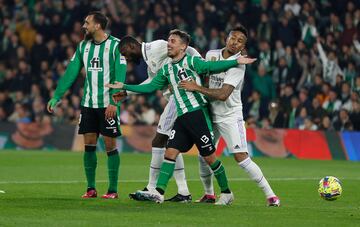 Rüdiger y Militao, en pugna con Borja Iglesias y Rodri, en el Betis-Real Madrid.