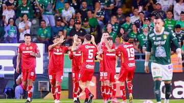 MEX4583. LEÓN (MÉXICO), 04/10/2025.- Jugadores de Toluca celebran un gol este sábado, en un partido de la Liga MX entre León y Toluca en el estadio León, en Guanajuato (México). EFE/ Luis Ramírez