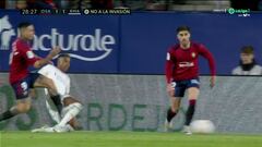 La pol¨¦mica del Osasuna-Real Madrid: dos penaltis a favor de los blancos, otro no pitado...