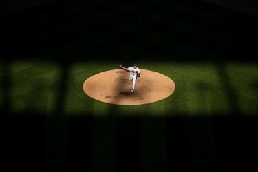 Astros sweep Twins; injured Harper propels Phillies over Dodgers