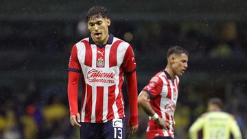 MEX5474. CIUDAD DE MÉXICO (MÉXICO), 16/09/2023.- Jesús Orozco del Guadalajara reacciona ante el América, durante un juego por la jornada 8 del torneo Apertura 2023 de la Liga MX del fútbol mexicano, hoy en el estadio Azteca de Ciudad de México (México). EFE/Sáshenka Gutiérrez
