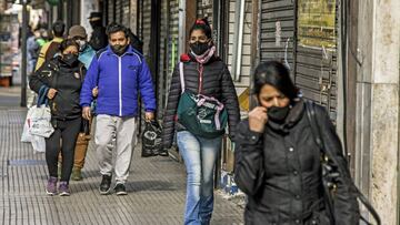 17 July 2020, Argentina, Buenos Aires: People wear face masks as they walk through a street in the city centre of Buenos Aires. Despite Argentina is facing high numbers of coronavirus cases the government announced a plan to ease the restrictions. Photo: Roberto Almeida Aveledo/ZUMA Wire/dpa
 Roberto Almeida Aveledo/ZUMA Wir / DPA
 17/07/2020 ONLY FOR USE IN SPAIN