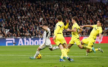 Brahim pone el tercero con una grandísima jugada. Un recorte espectacular a Mandi lejos de portería, una conducción larga, y un doble recorte a Cuenca dentro del área para disparar luego y batir a Jörgensen por bajo.