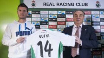 Quini posa con su nueva camiseta junto a Lavín.