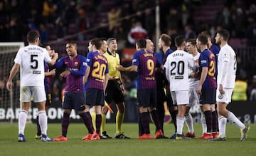 Los jugadores del Barcelona y Valencia tras el empate.