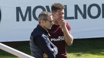 Berta charla con Simeone durante un entrenamiento del Atl&eacute;tico.