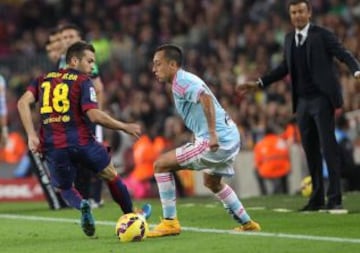 Fabián Orellana disputando un balón en el sorprendente triunfo ante el Barcelona.