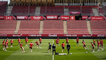 GIRONA, 30/03/2024.- Jugadores del Girona FC durante el entrenamiento del equipo, este sábado, previo al partido del Girona-Real Betis en el estadio de Montilivi. EFE/ David Borrat
