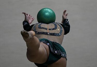 Venezuela es la sede de los V Juegos del ALBA, una cita que acoge a un total de nueve delegaciones, que participan en 33 disciplinas deportivas repartidas en tres sedes. En la imagen, la cubana Keyla Miranda, de espaldas, parece tener un balón por cabeza durante su rutina en el Polideportivo José María Vargas, en el estado de La Guaira.