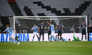 1-1. Keylor Navas tras el primer gol que marcó Kevin De Bruyne.