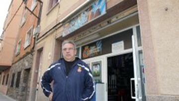 Xavier Edo, presidente de la peña de Cornellà, posa para AS en la puerta del local antes de echar el cierre definitivo.
