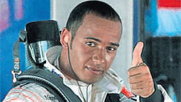 <b>CON SUERTE. </b>Hamilton solventó una situación que pudo acabar peor.