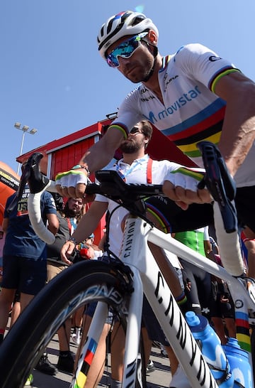 Alejandro Valverde antes de la salida de etapa. 