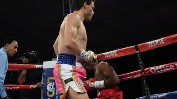 Julio César Chávez Jr. golpea a Evert Bravo.