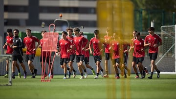 La plantilla del Mirandés durante un entrenamiento.