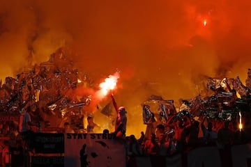 Teddy Boys 95, ultras del Legia de Varsovia, son una de los formaciones mas agresivas y peligrosas del fútbol europeo. Racistas, homófobos y de ideología nazi, van  armados y una de sus fuentes de financiación es el tráfico de drogas. Partido tras partido protagonizan numerosos inicidentes con los aficionados de los equipos rivales.