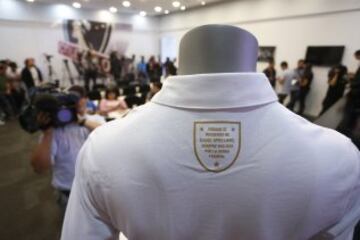 Así es la polera conmemorativa que presentó Colo Colo