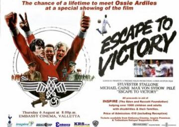 Un clásico del cine. Escape a la Victoria contaba la historia de cómo unos presos, durante la Segunda Guerra Mundial, juegan un partido de fútbol contra los soldados nazis. Junto a Sylvester Stallone y Michael Caine, actuaban Pelé y Bobby Moore. Además en el equipo estaba el argentino Osvaldo Ardiles, que en ese momento era figura de Tottenham.