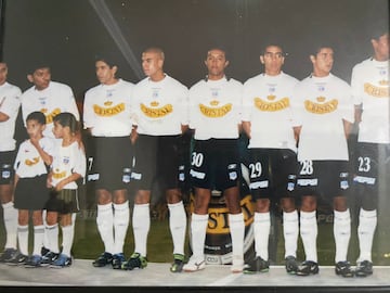 El ex colocolino, con el número 30 en el pantalón, durante una 'Noche alba' en el Monumental. 