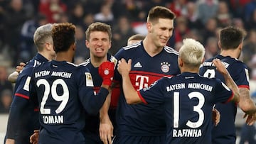 Stuttgart (Germany), 16/12/2017.- Bayern's Thomas Mueller (3-L) celebrate with his teammates after scoring the opening goal during the German Bundesliga soccer match between VfB Stuttgart and FC Bayern Munich in Stuttgart, Germany, 16 December 2017. (Alemania) EFE/EPA/RONALD WITTEK (EMBARGO CONDITIONS - ATTENTION: Due to the accreditation guidelines, the DFL only permits the publication and utilisation of up to 15 pictures per match on the internet and in online media during the match.)