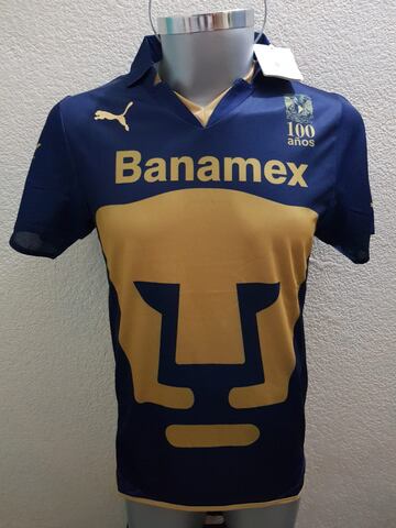 El logo de los pumas es muy grande. Demasiado grande.