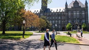 (ARCHIVOS) En esta foto de archivo tomada el 7 de mayo de 2020, el campus de la Universidad de Georgetown se ve casi vacío ya que las clases fueron canceladas debido a la pandemia de coronavirus, en Washington, DC.