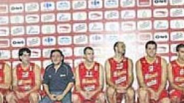 <b>LOS 15 DE PEPU. </b>La Selección se reunió ayer en Madrid y comenzará a trabajar hoy en San Fernando (Cádiz). El primer amistoso llegará en doce días, ante Venezuela.