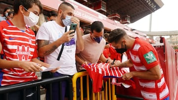 Rubén Rochina firma una camiseta..
