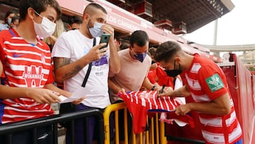 Rub&eacute;n Rochina firma una camiseta..